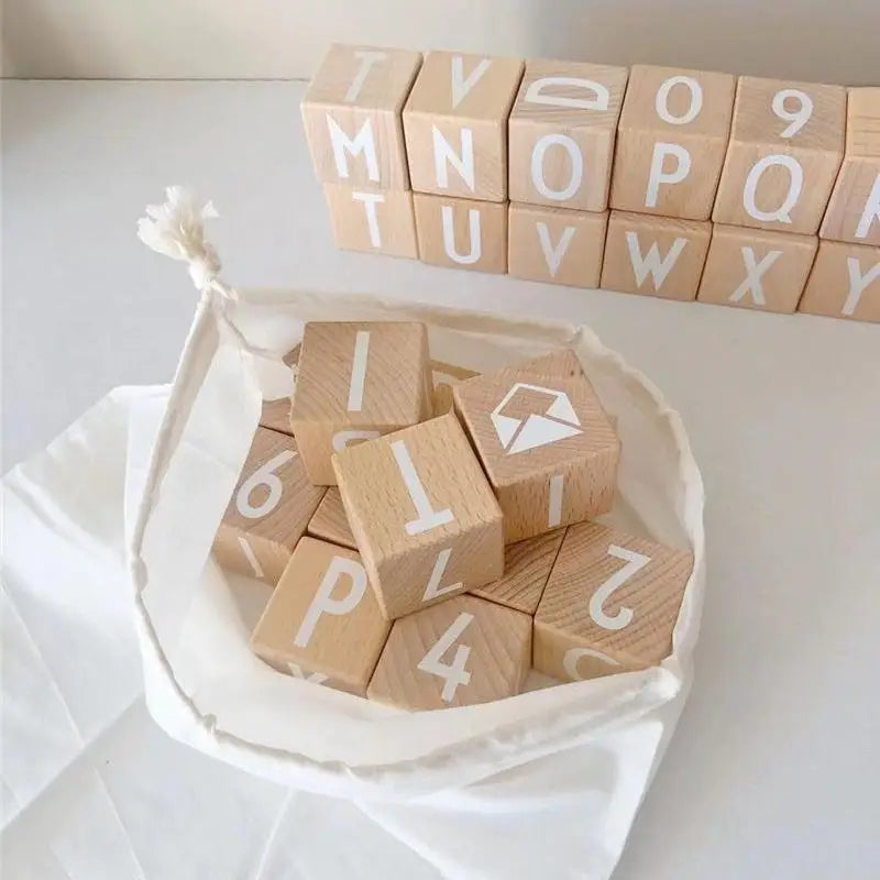 26 Holzwürfel Buchstaben und Muster: Dekoration oder – Montessori-Spiele? kidyhome